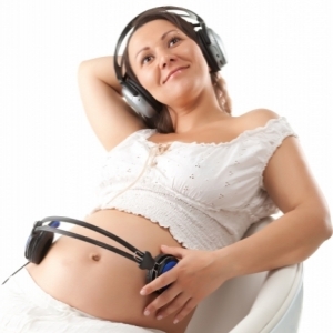 беременность, музыка, беременная слушает музыку