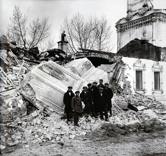 большевики на фоне разрушенного храма