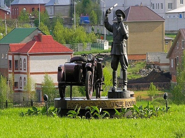 памятник неподкупному гаишнику в Белгороде