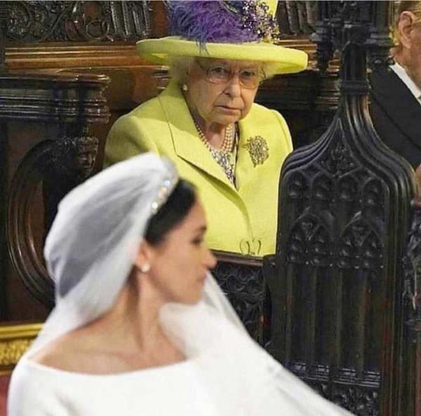 Королева на свадьбе в часовне
