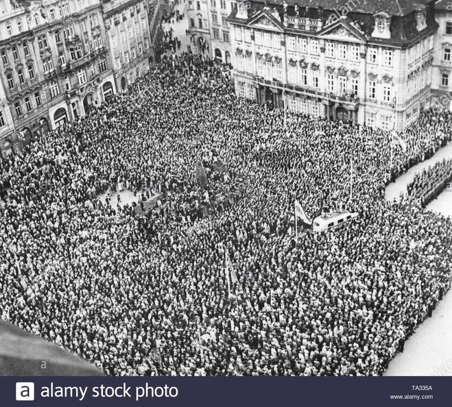 2 июня 1942 митинг солидарности на Староместской площади в Праге со смертельно раненым английскими диверсантами исполняющим обязанности имперского протектора Богемии и Моравии Рейнхарда Гейдриха