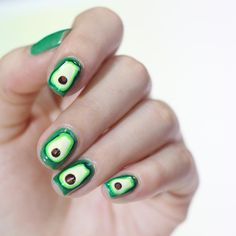 рисунок с авокадо на ногтях