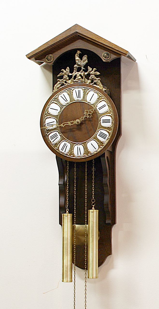 Маятник старых часов. Ходики с гирями и маятником Мозер. Часы настенные механические с маятником. Старинные часы с маятником. Механические часы с гирями.