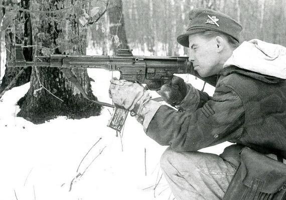 Восточный фронт, зима 1945 г. Боец Waffen SS со штурмовой винтовкой StG-44 конструкции Хуго Шмайссера