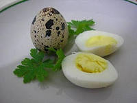 В перепелиных яйцах содержится  ниацин, а именно это вещество необходимо для образования половых гормонов и питания мозга.