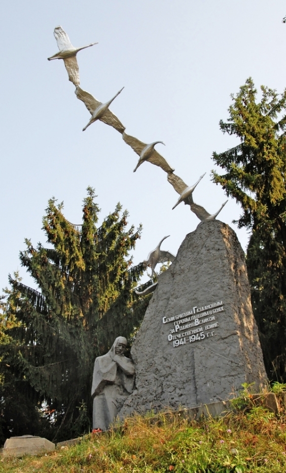Памятник семи братьям Газдановым, погибшим в Великой Отечественной войне в с. Дзуарикау, Северная Осетия.