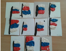 аппликация на бумаге с российским флагом из спластилина