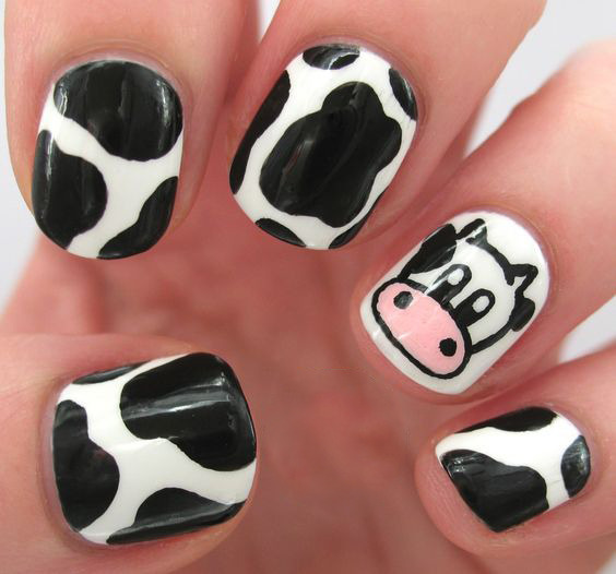 рисунок на ногтях с коровой