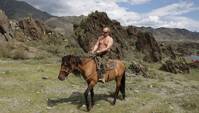 Путин  на лошади