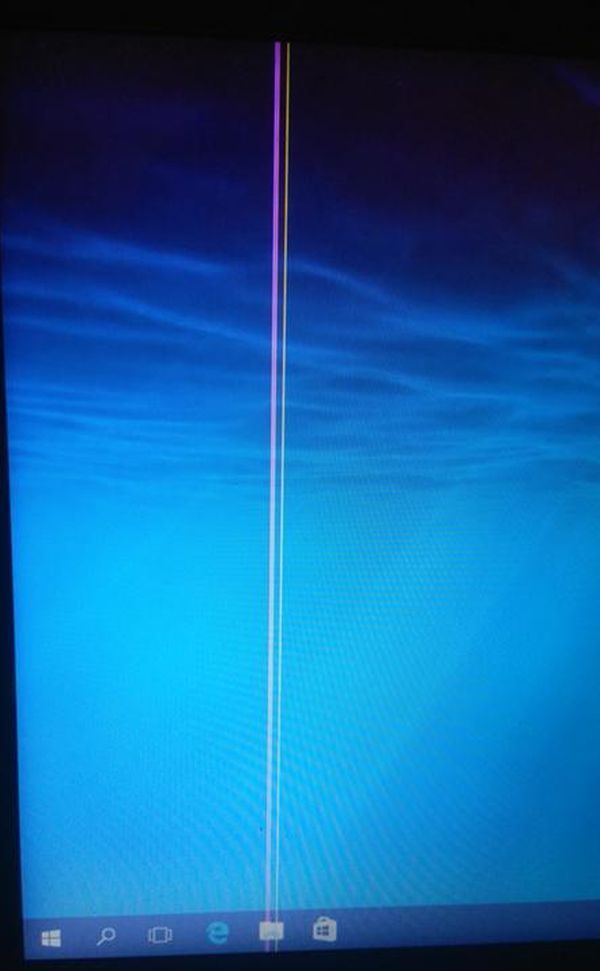Почему на экране появляются полоски. ЖК самсунг вертикальная полоса. Вертикальные полосы на экране. Вертикальные полосы на экране телевизора. Горизонтальные полоски на экране.