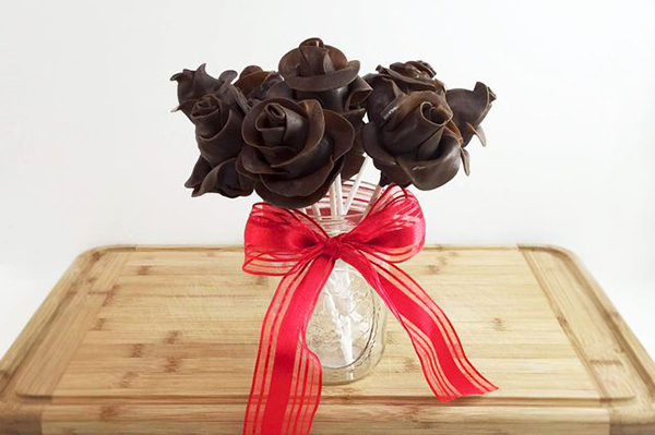 роза из шоколада и ирисок "Тутси Ролл"