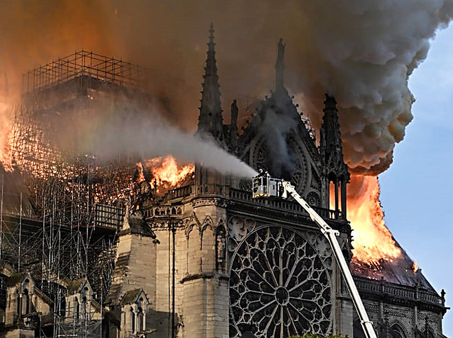 Почему пожар в соборе Нотр-Дам не тушили вертолетами