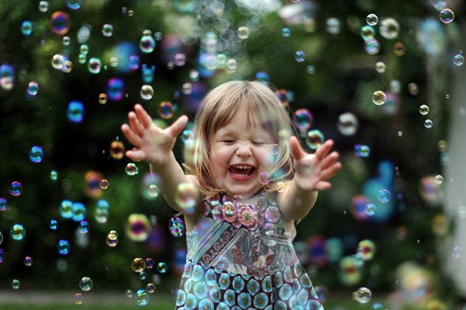 Ребенок и мыльные пузыри
