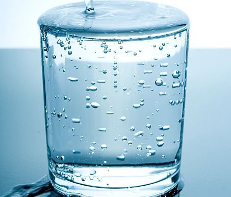 Воздух вода б у. Вода с пузырьками в стакане. Полный стакан. Стаканы с пузырьками воздуха. Пузырьки воздуха в стакане с водой.