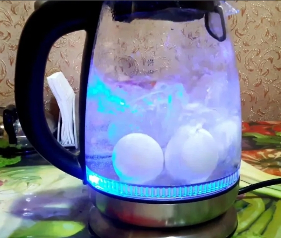варить яйца в чайнике