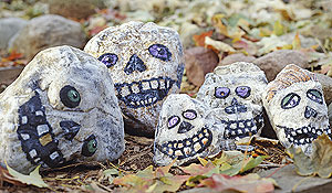 Как камни превратить в черепа для Хеллоуина?