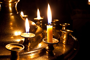почему свечи тушат пальцами в храме