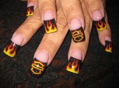 рисунок с огнем на ногтях