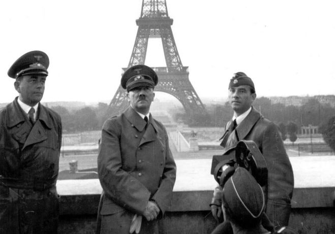 Гитлер в Париже, оккупация Франции фашистами, редкие исторические фото, Гитлер на фоне Эйфелевой башни