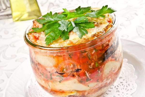салат "Чудесный" из кабачков, помидоров и грибов