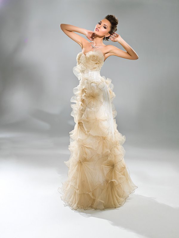 Свадебное платье цвета "экрю": как выглядит и кому подходит