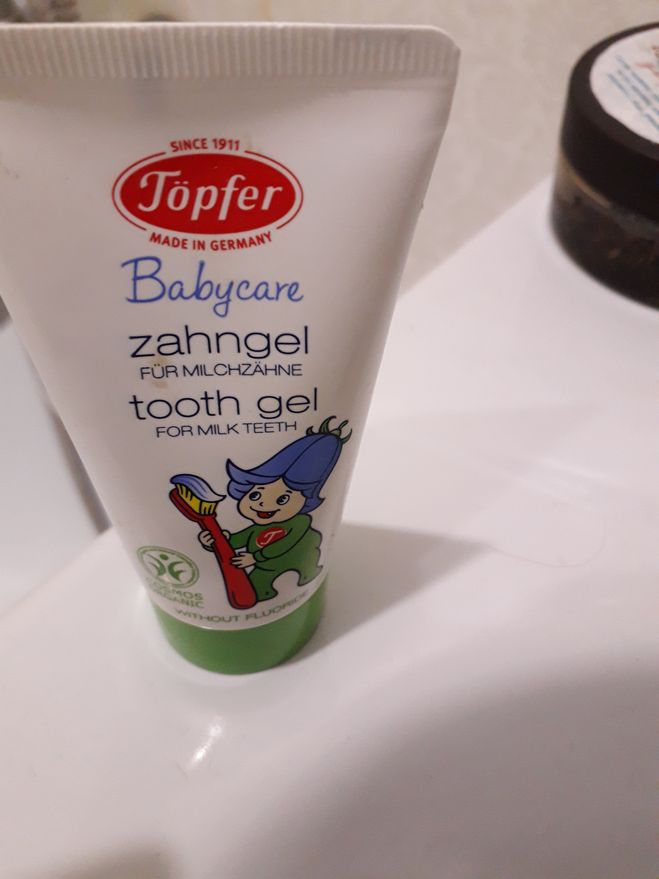 Детская зубная паста Topfer Babycare с экстрактом органической календулы** рассчитана для деток от 4-5 месяцев (или когда появится первый зубик) до 7 лет. Только для молочных зубов.
