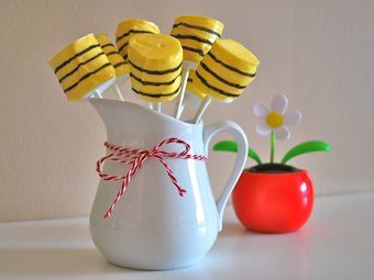 кейк-попсы с украшением в виде пчелы