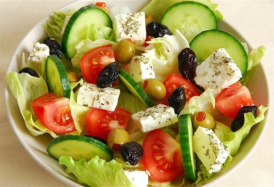 с чем можно подать греческий салат