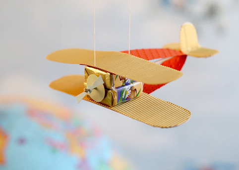 Как сделать самолётик из конфет вместе с ребёнком
