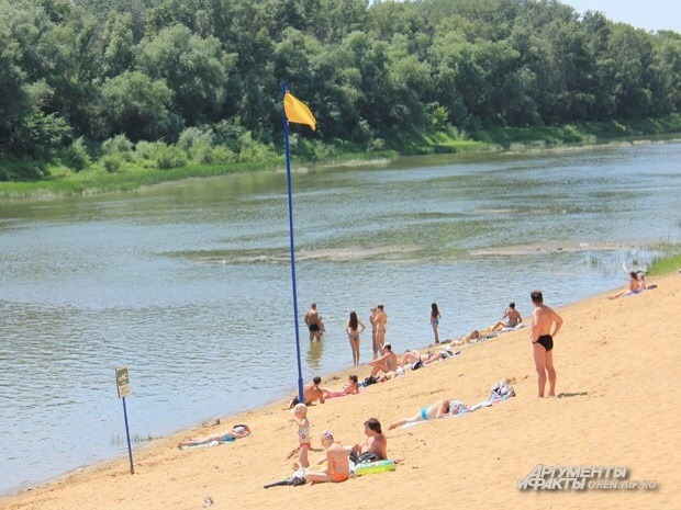 Желтый флаг над пляжем купание разрешается