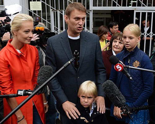 На этой фотографии вы видите Алексея Навального с женой Юлией и детьми.