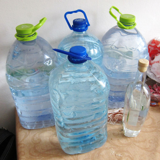 Четыре бутыли с родниковой водой