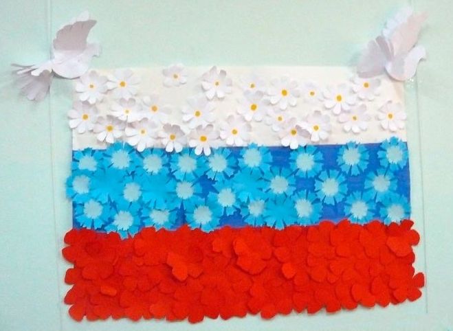 аппликация с российским флагом