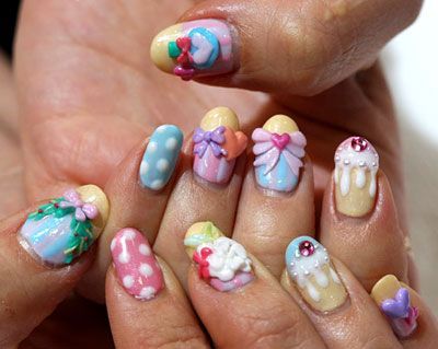 рисунок с мороженым на ногтях