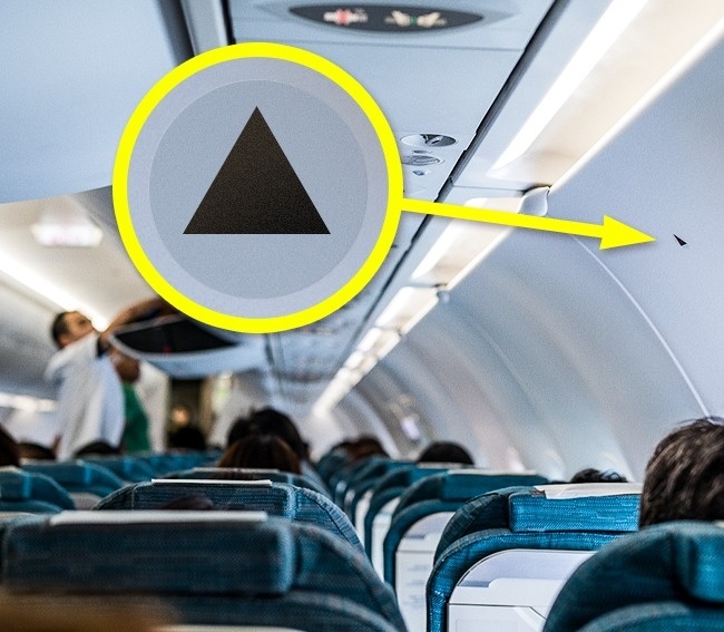 в салоне некоторых самолетов маленькие черные треугольники