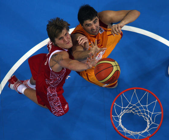 You basketball now. Баскетбол борьба. Забросить мяч в кольцо. Бросок баскетбольного мяча в кольцо. Баскетбол под кольцом.