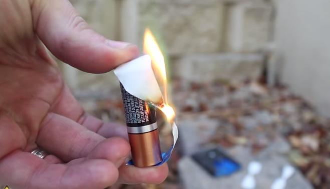 Как использовать фольгу от сигаретной пачки и  батарейку в качестве зажигалки