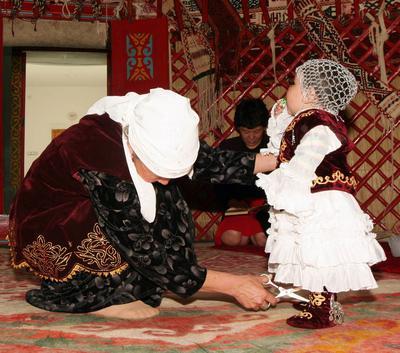 Тұсау кесу дәстүрі. Тусау кесу традиция. Тусау кесу обычай. Казахские традиции тусау кесер. Обряд тусау кесу у казахов.