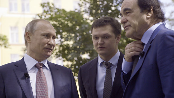 Как зовут молодого переводчика-синхрониста в фильме Оливера Стоуна "Путин"?