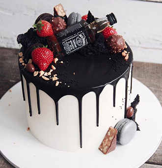 торт для подарка со спиртным напитком своими руками с шоколадными подтеками и клубникой