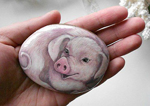 Свинья на камнях рисунок