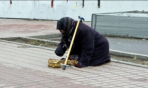 Бабушки просят милостыню возле супермаркета