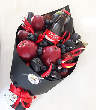 букет из фруктов в подарок женщине с кока-колой