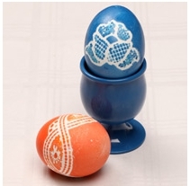 Покраска яйца с помощью кружева