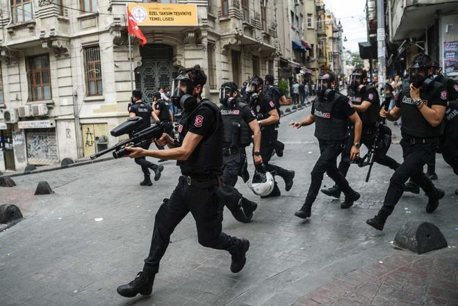 Гей-парад; Беспорядки в Турции; разгон геев