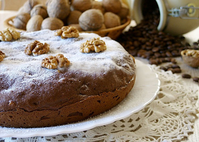 Шоколадно-кофейный пирог с грецкими орехами