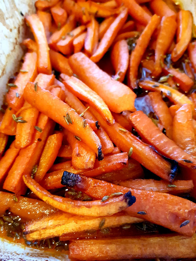 Печеная морковь. Запеченная морковь в духовке. Мясо с морковью. Запеченная разноцветная морковь.