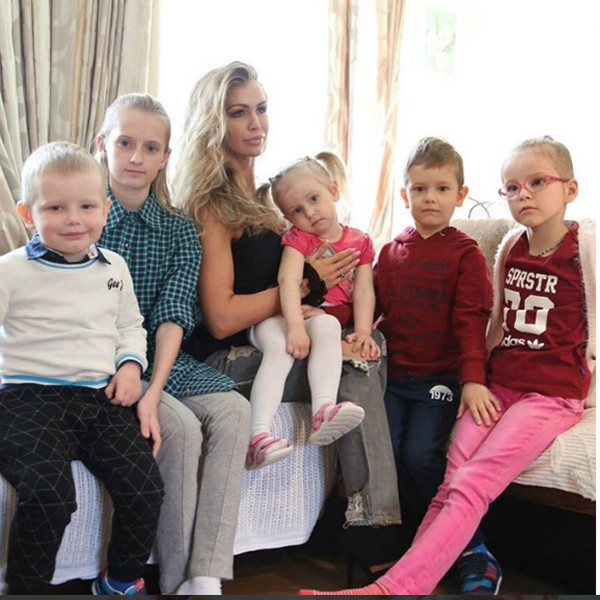 Адель Сергиенкова с детьми
