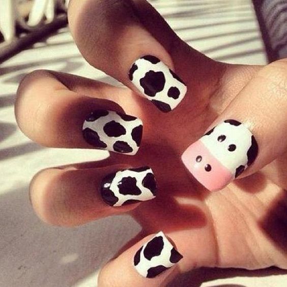 рисунок на ногтях с коровой