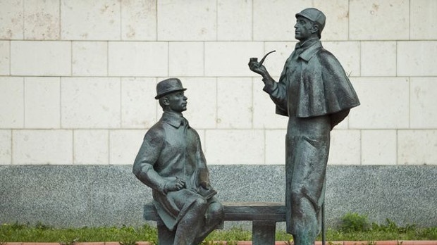 Где в России установлен памятник Шерлоку Холмсу и доктору Ватсону?
